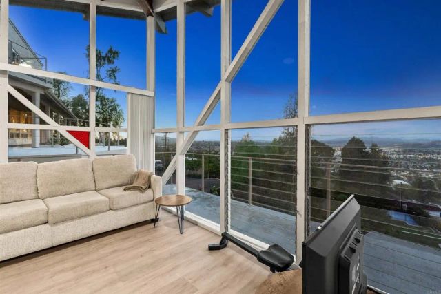10595 Russell Road, La Mesa, CA 91941