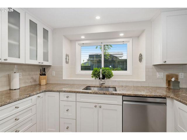 1151 SPYGLASS Dr, Eugene, OR 97401