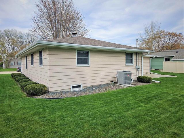 2005 OAK STREET, Oshkosh, WI 54901