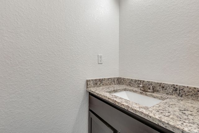 470 Blue Quail, Lytle, TX 78052