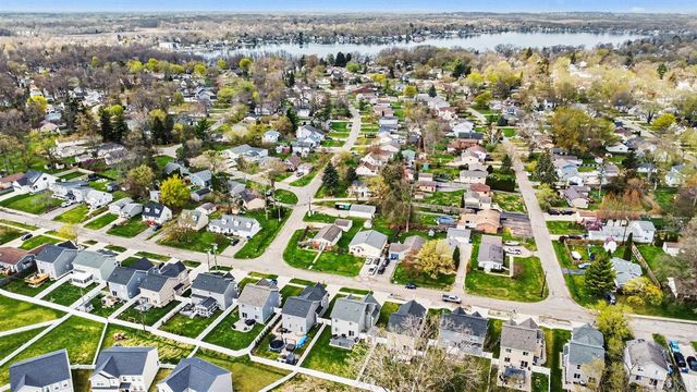 555 S Winding Drive, Waterford, MI 48328