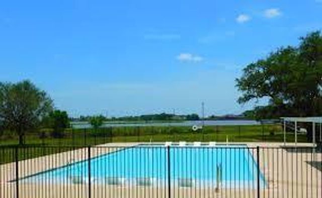 394 Horse Shoe Trail, Angleton, TX 77515