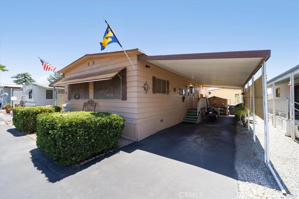 Image 3 of property listing at 725 W Thornton 68, Hemet, CA 92543