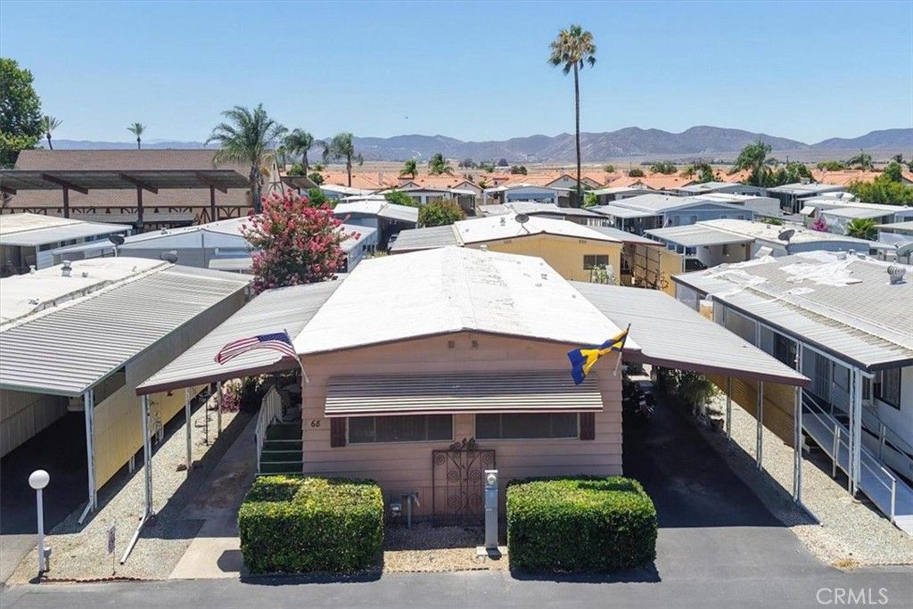 Image 4 of property listing at 725 W Thornton 68, Hemet, CA 92543