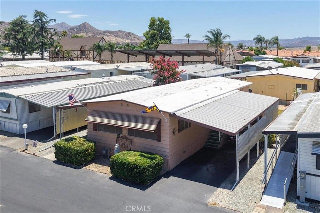 Image 5 of property listing at 725 W Thornton 68, Hemet, CA 92543