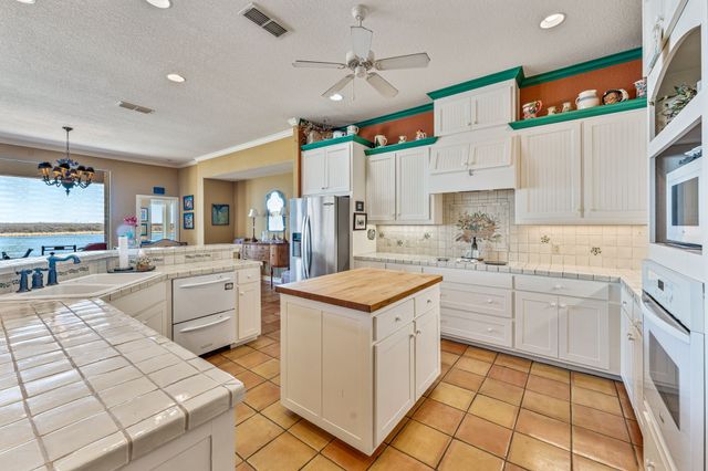 4204 Bluff View Drive, Granbury, TX 76048