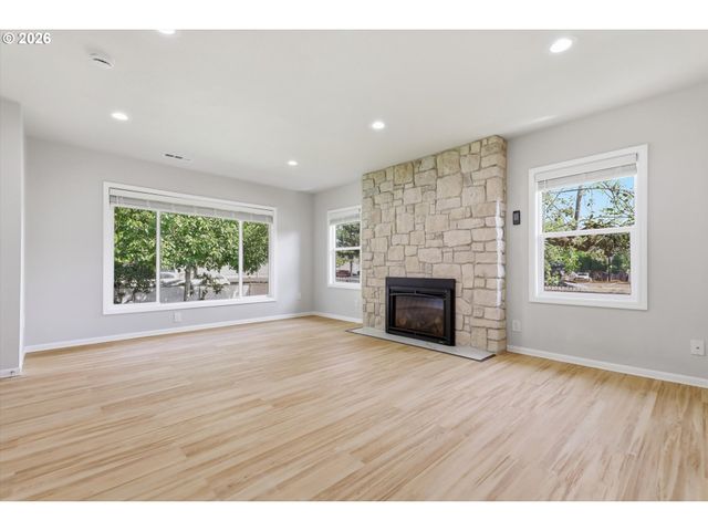 15938 Se ALDER St, Portland, OR 97233