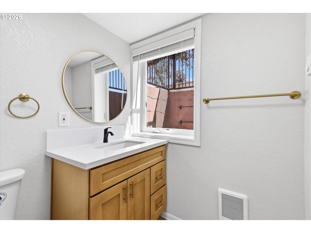15938 Se ALDER St, Portland, OR 97233