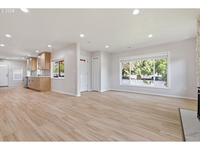 15938 Se ALDER St, Portland, OR 97233