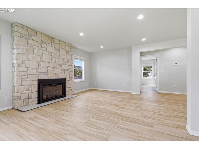 15938 Se ALDER St, Portland, OR 97233