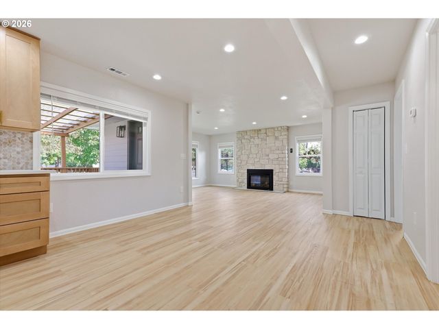15938 Se ALDER St, Portland, OR 97233
