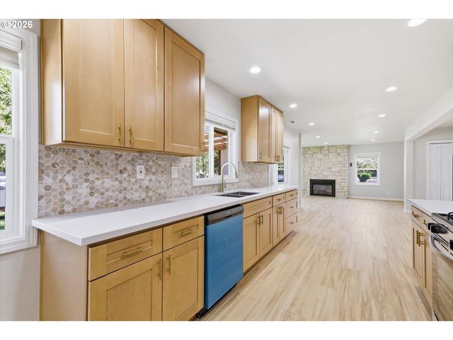 15938 Se ALDER St, Portland, OR 97233