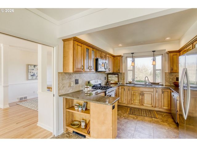 12525 Se RIDGECREST Rd, Happy Valley, OR 97086