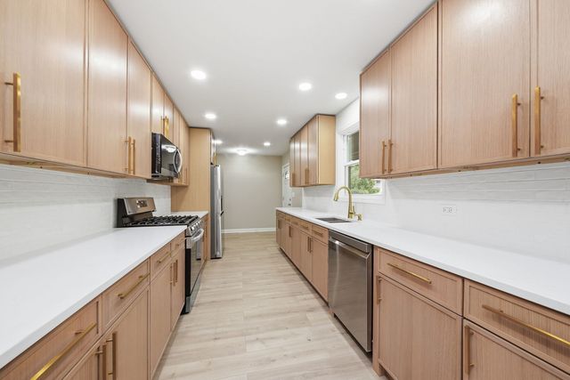 1302 S Lawler Avenue, Lombard, IL 60148