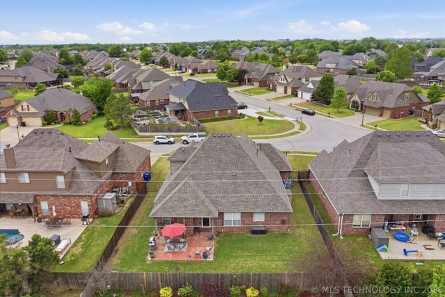 1005 S Yellowood Place W, Broken Arrow, OK 74012