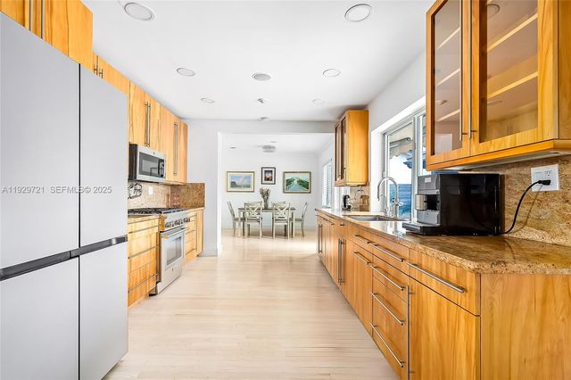 2085 Ixora Rd 0, North Miami, FL 33181