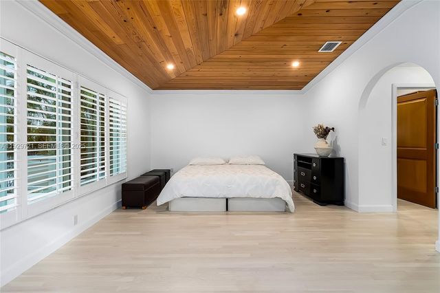 2085 Ixora Rd 0, North Miami, FL 33181