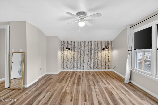 8 Hudson Ave W, East Greenbush, NY 12144