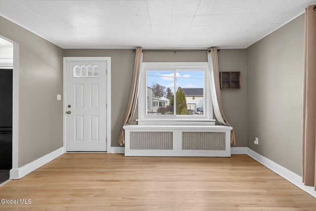 8 Hudson Ave W, East Greenbush, NY 12144