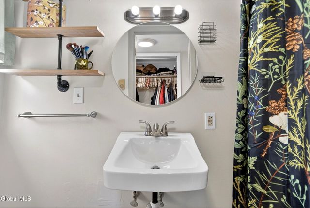 8 Hudson Ave W, East Greenbush, NY 12144