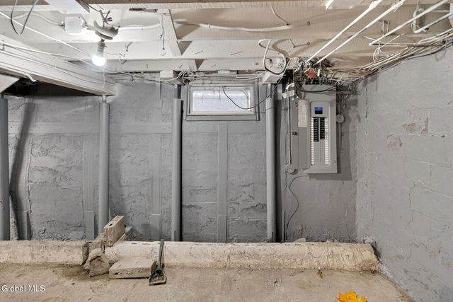 8 Hudson Ave W, East Greenbush, NY 12144