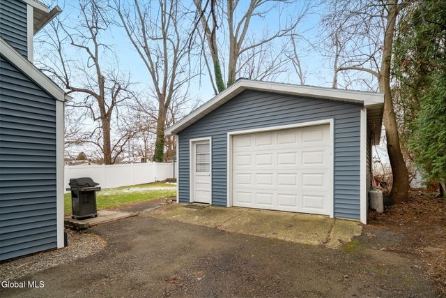 8 Hudson Ave W, East Greenbush, NY 12144