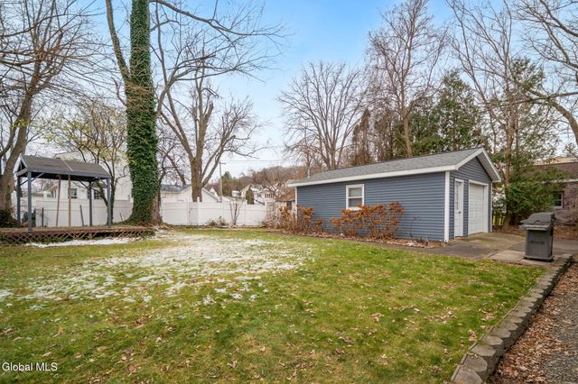 8 Hudson Ave W, East Greenbush, NY 12144