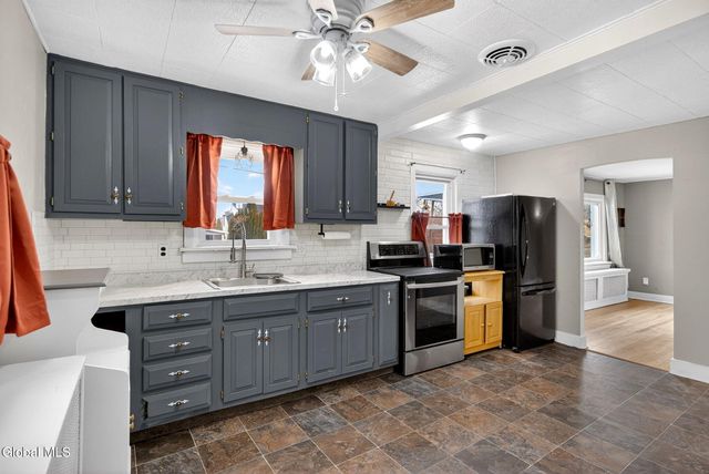 8 Hudson Ave W, East Greenbush, NY 12144