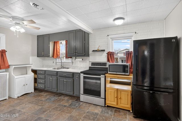 8 Hudson Ave W, East Greenbush, NY 12144