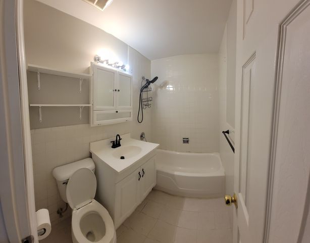 8901 N Western Avenue 407, Des Plaines, IL 60016