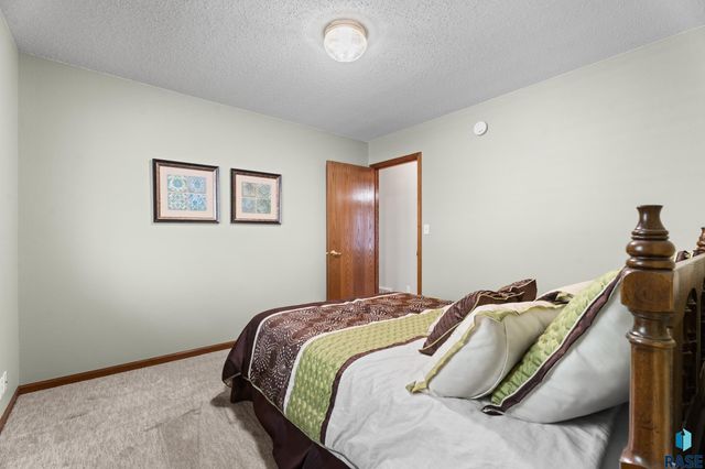 5200 S Lewis Ave Avenue, Sioux Falls, SD 57108