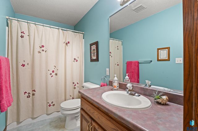 5200 S Lewis Ave Avenue, Sioux Falls, SD 57108