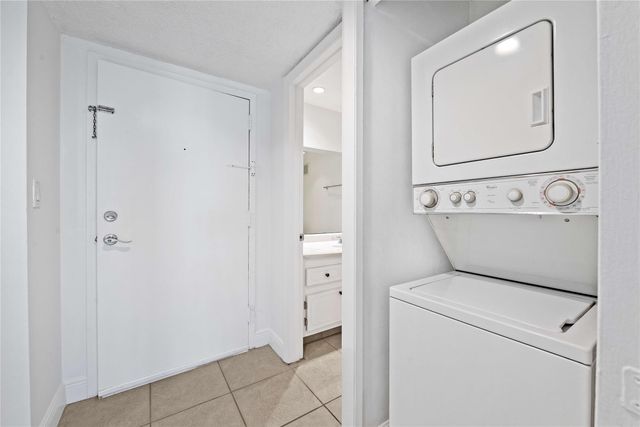 140 Lakeview Drive 103, Weston, FL 33326