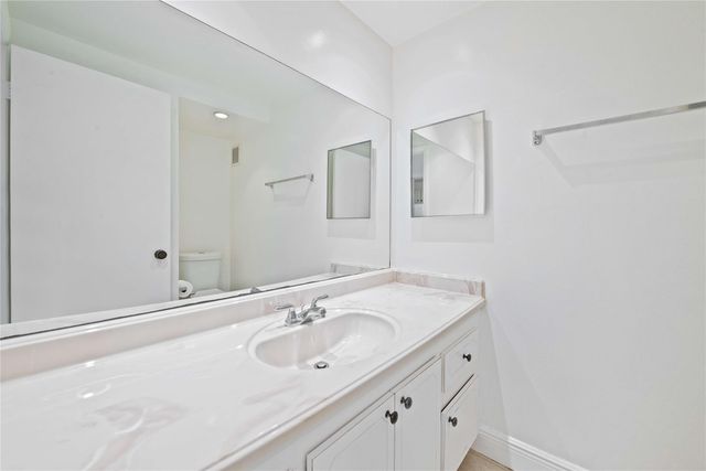 140 Lakeview Drive 103, Weston, FL 33326