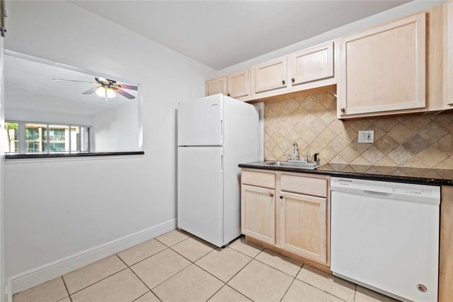 140 Lakeview Drive 103, Weston, FL 33326