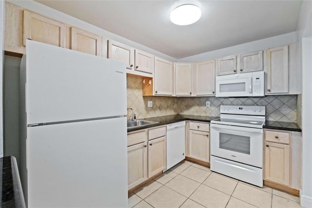 140 Lakeview Drive 103, Weston, FL 33326