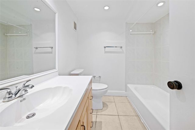 140 Lakeview Drive 103, Weston, FL 33326