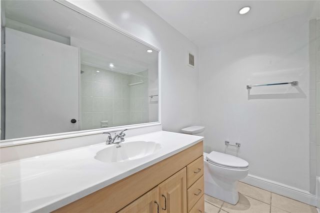 140 Lakeview Drive 103, Weston, FL 33326