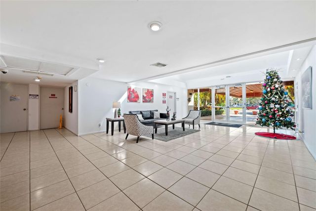 140 Lakeview Drive 103, Weston, FL 33326