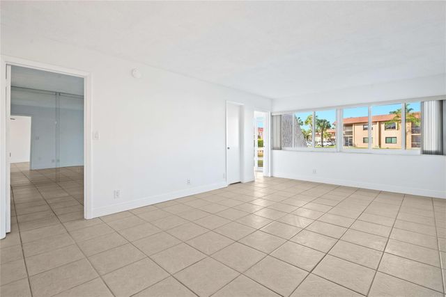 140 Lakeview Drive 103, Weston, FL 33326