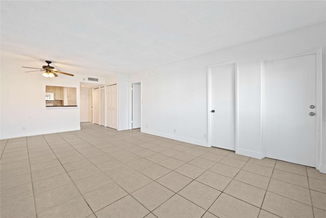 140 Lakeview Drive 103, Weston, FL 33326