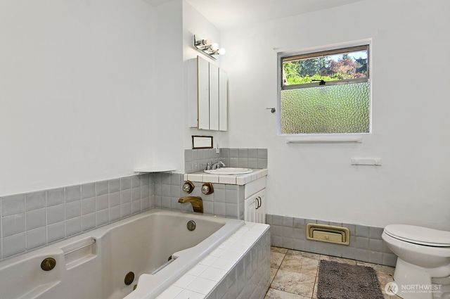 17552 Ballinger Way NE, Lake Forest Park, WA 98155