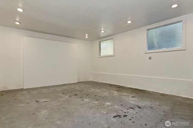 17552 Ballinger Way NE, Lake Forest Park, WA 98155