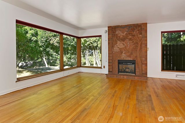 17552 Ballinger Way NE, Lake Forest Park, WA 98155