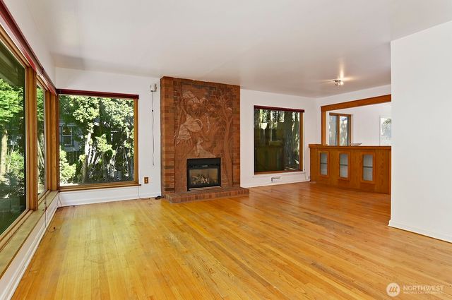 17552 Ballinger Way NE, Lake Forest Park, WA 98155