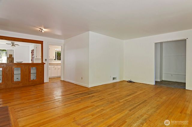 17552 Ballinger Way NE, Lake Forest Park, WA 98155