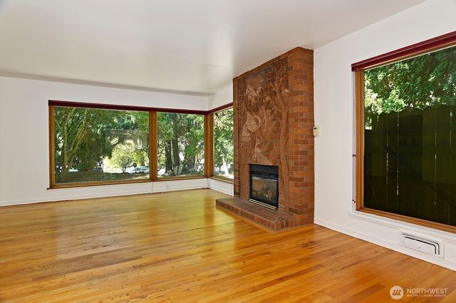 17552 Ballinger Way NE, Lake Forest Park, WA 98155