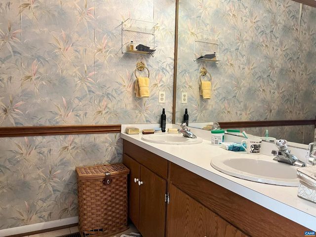 1518 BIRNAM DR, Charlottesville, VA 22901