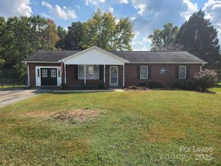 1958 19th Avenue Drive NE, Hickory, NC 28601