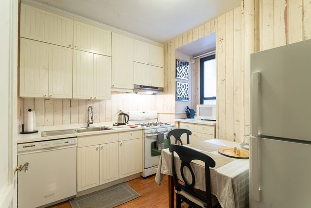 205 W 57th St Apt 2CB, New York City, NY 10019